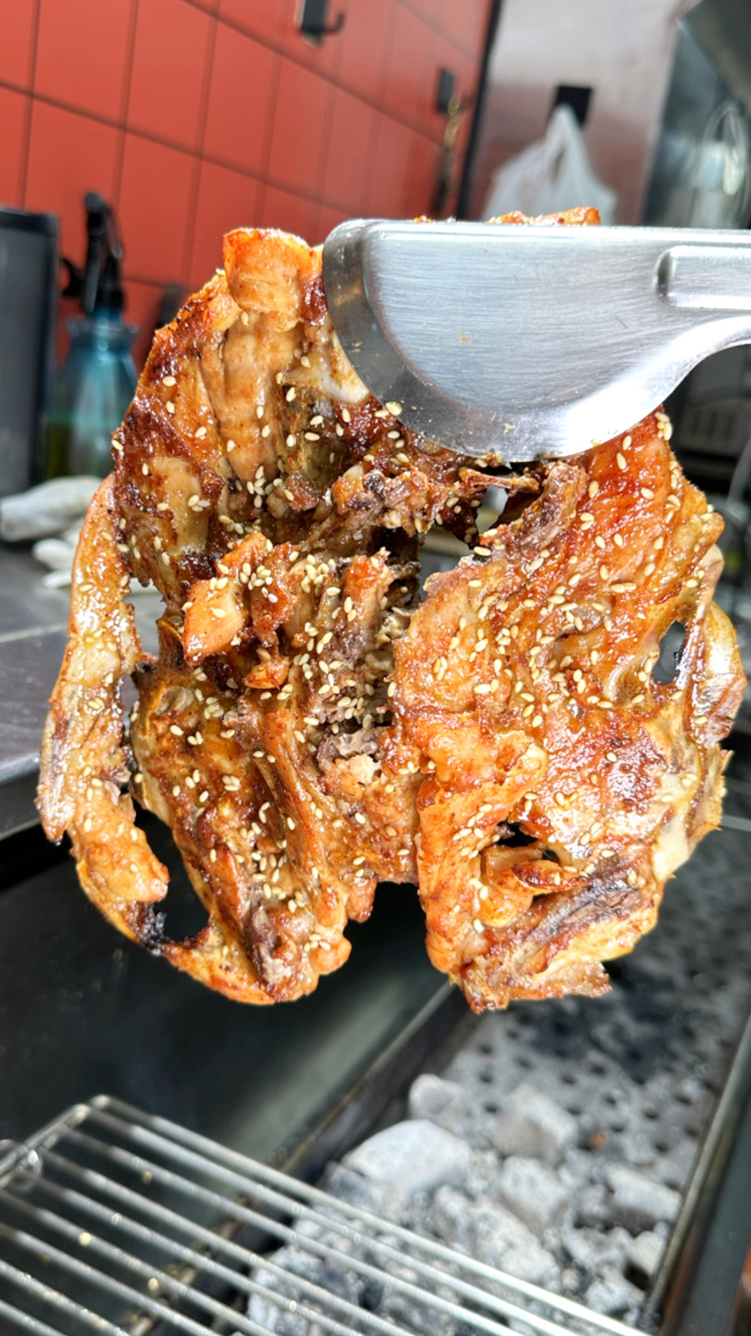 东北烧烤店的特色菜香辣炭烤鸡架