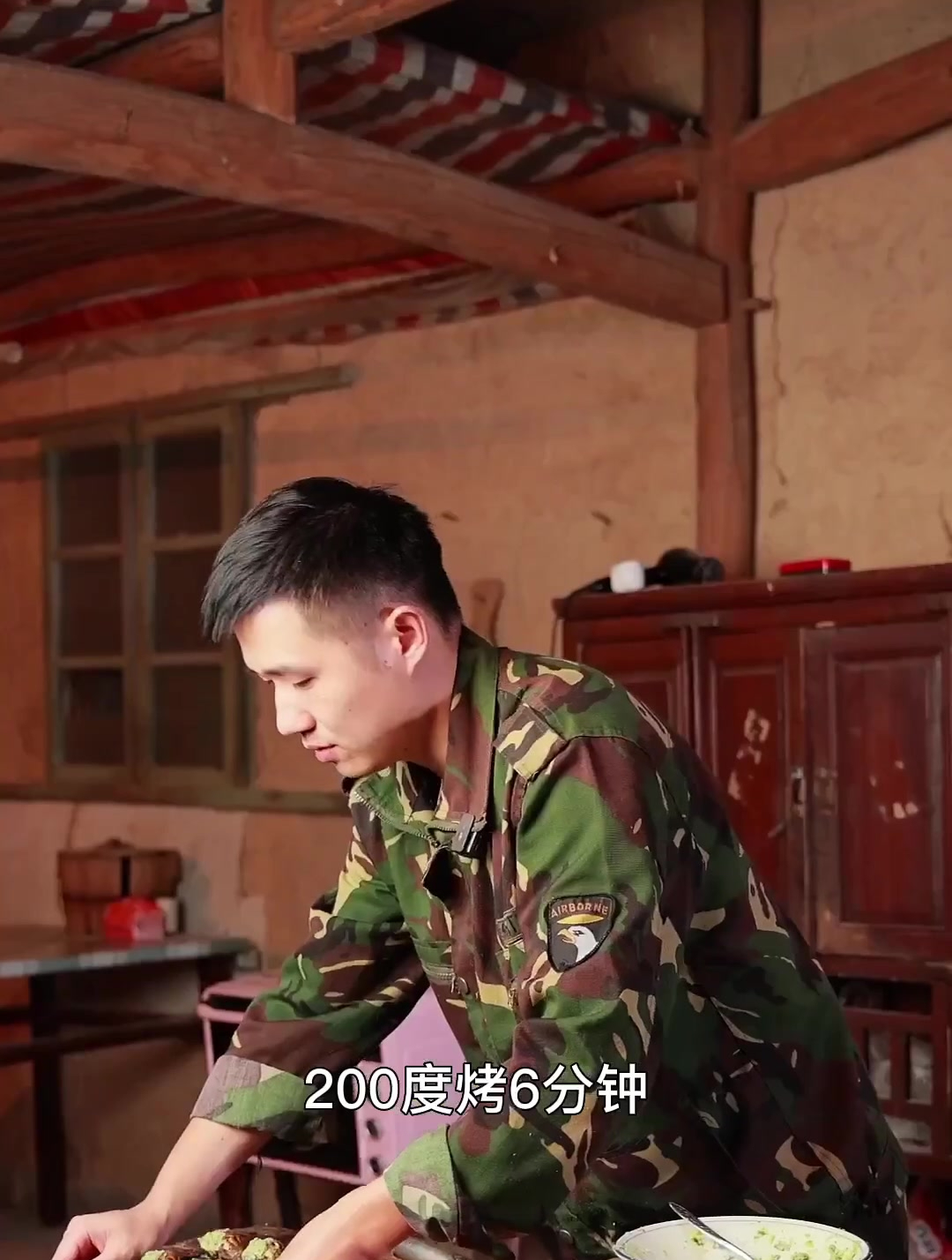 在家航眼里,什么稀奇古怪的食物,都不如鸡鸭鱼肉来得自在