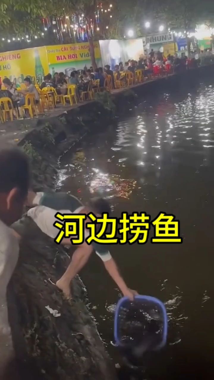 在河边,直接拿一个塑料筐捞上来一条大鱼!