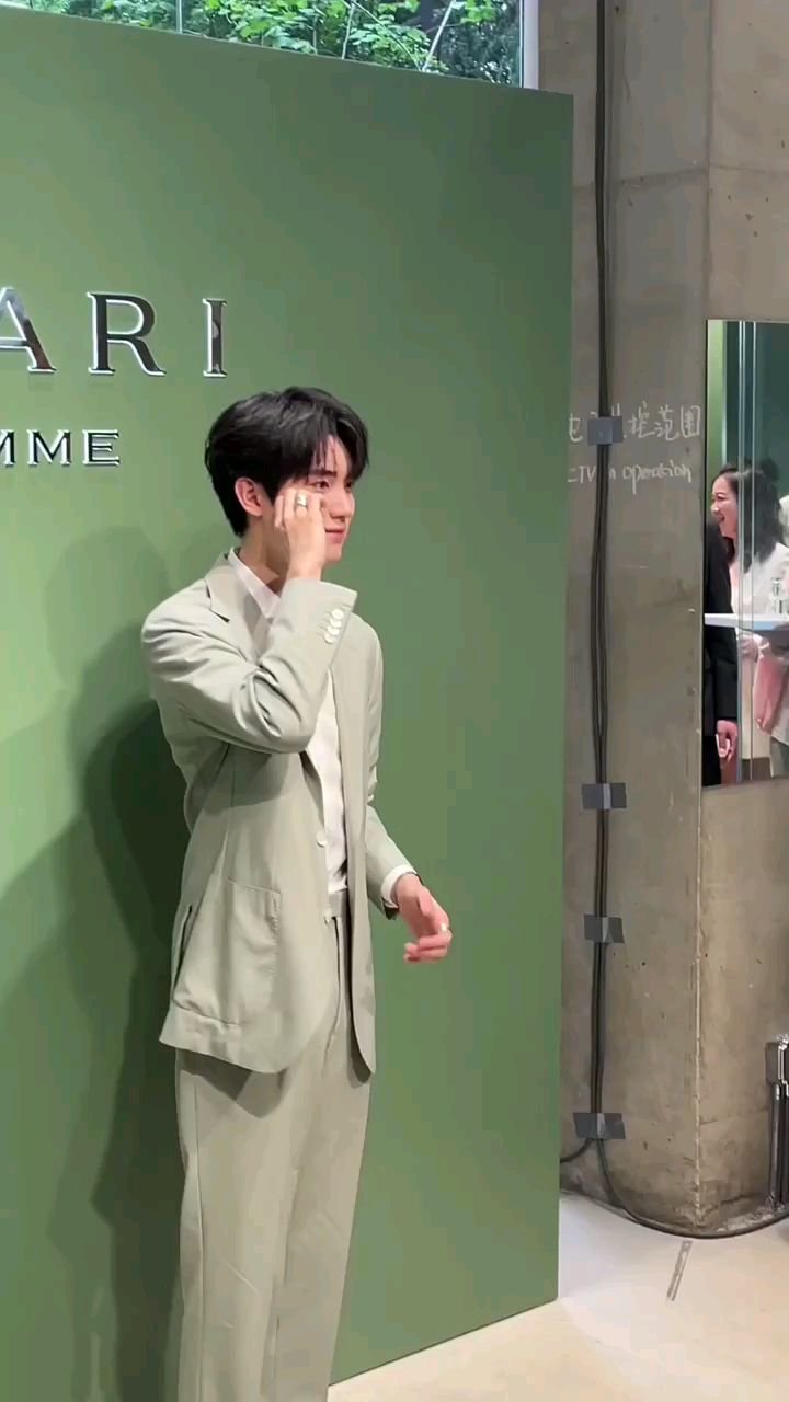 周翊然宝格丽香氛活动,今天是一块平青草蛋糕!