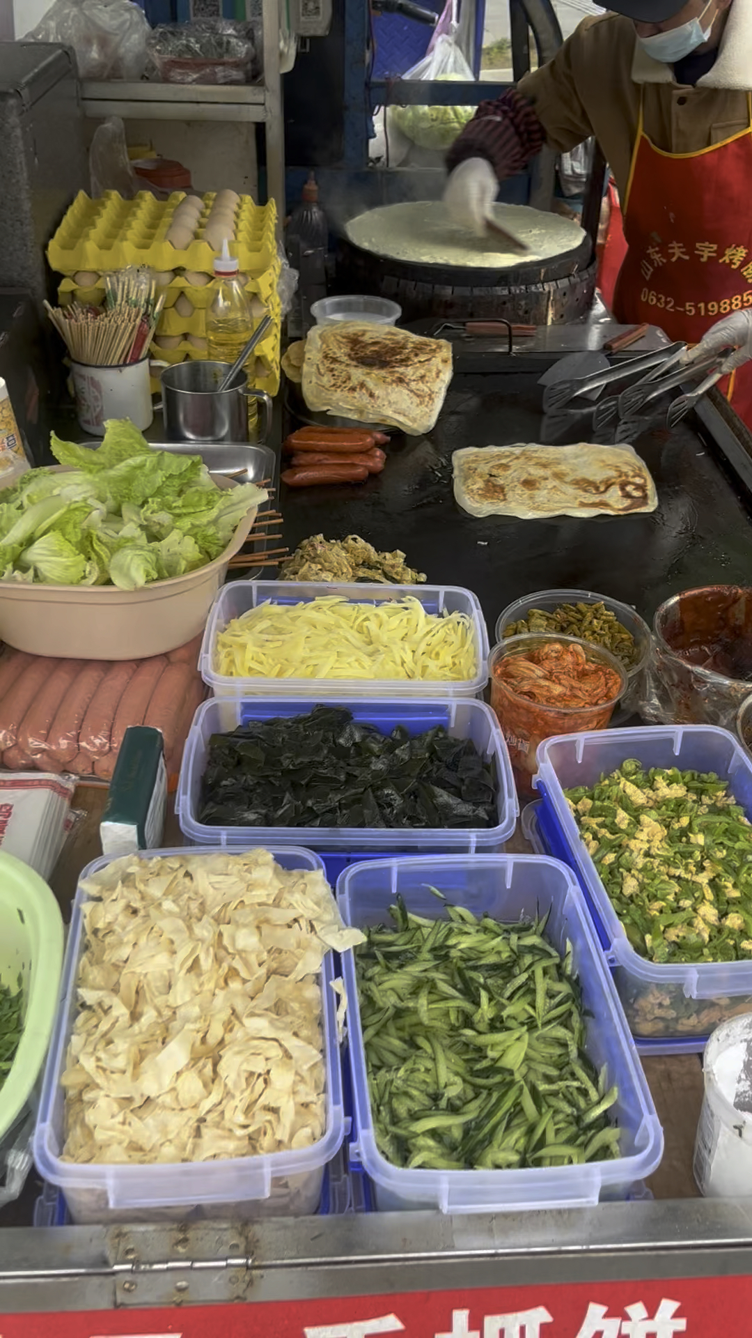 在安徽芜湖旅游 吃个早餐路边摊杂粮煎饼 很好吃呢