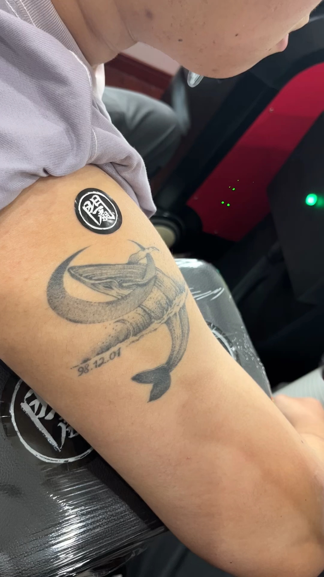 清洗大臂鲸鱼纹身