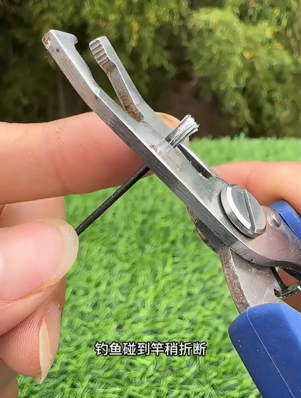 钓鱼碰到竿稍折断时,别着急配结换竿稍了!用它几秒就能快速更换
