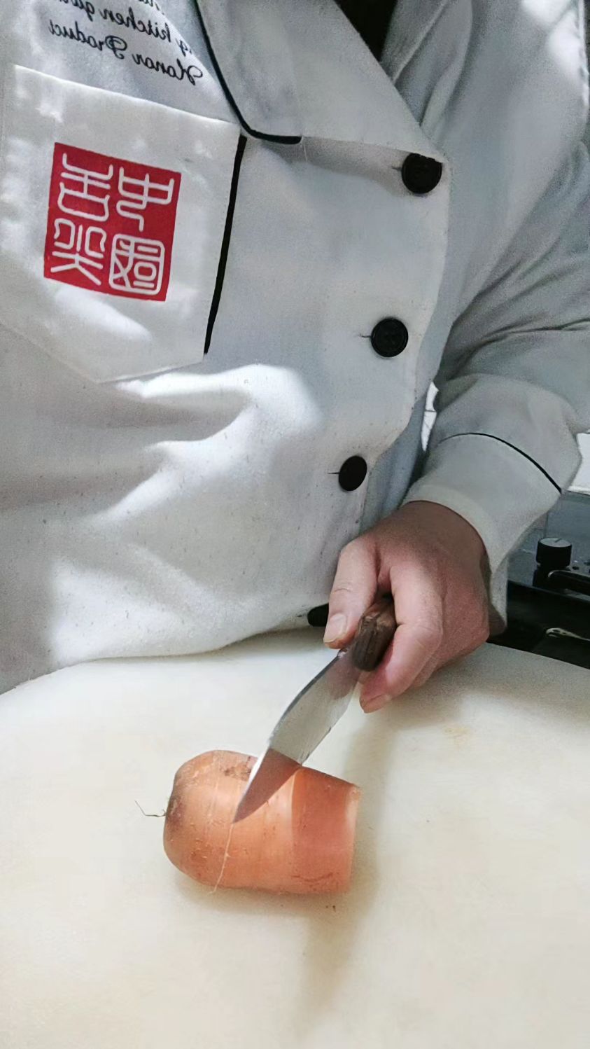 家里来客人做的菜肴,不知如何装饰,像我这样既简单又好看