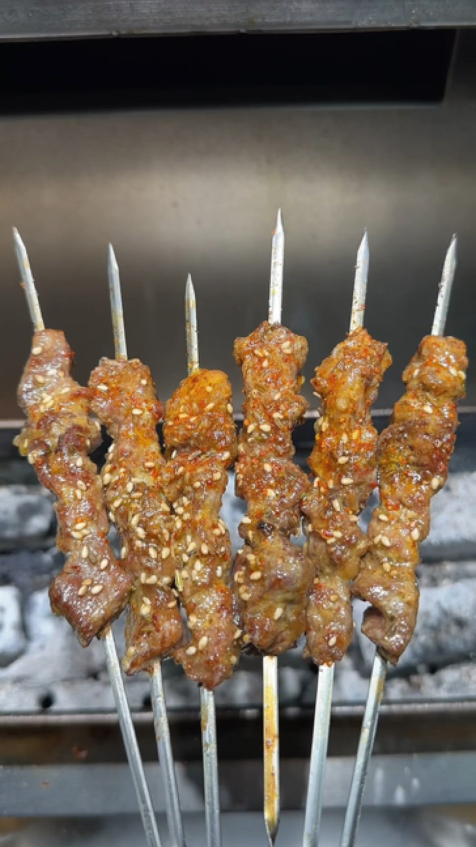 烧烤店里的腌制牛肉串