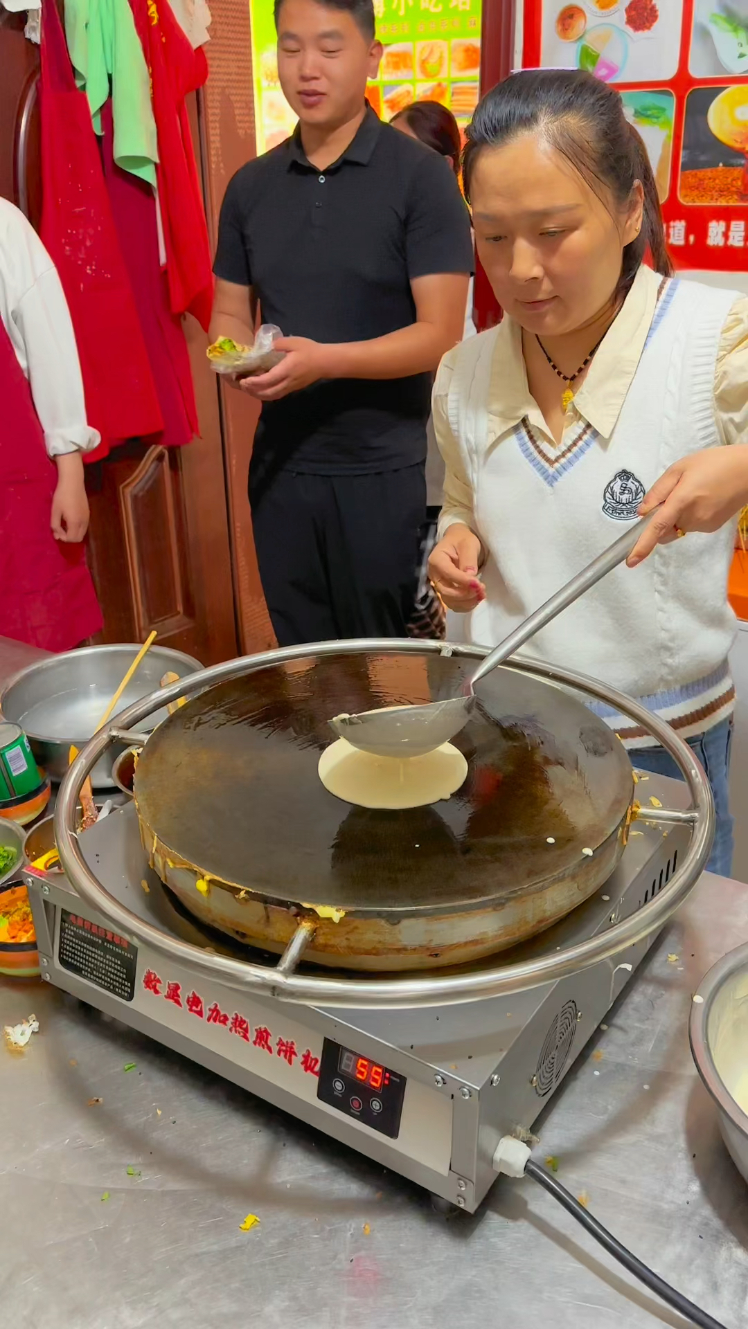 煎饼果子做法,濮阳小吃培训学校。