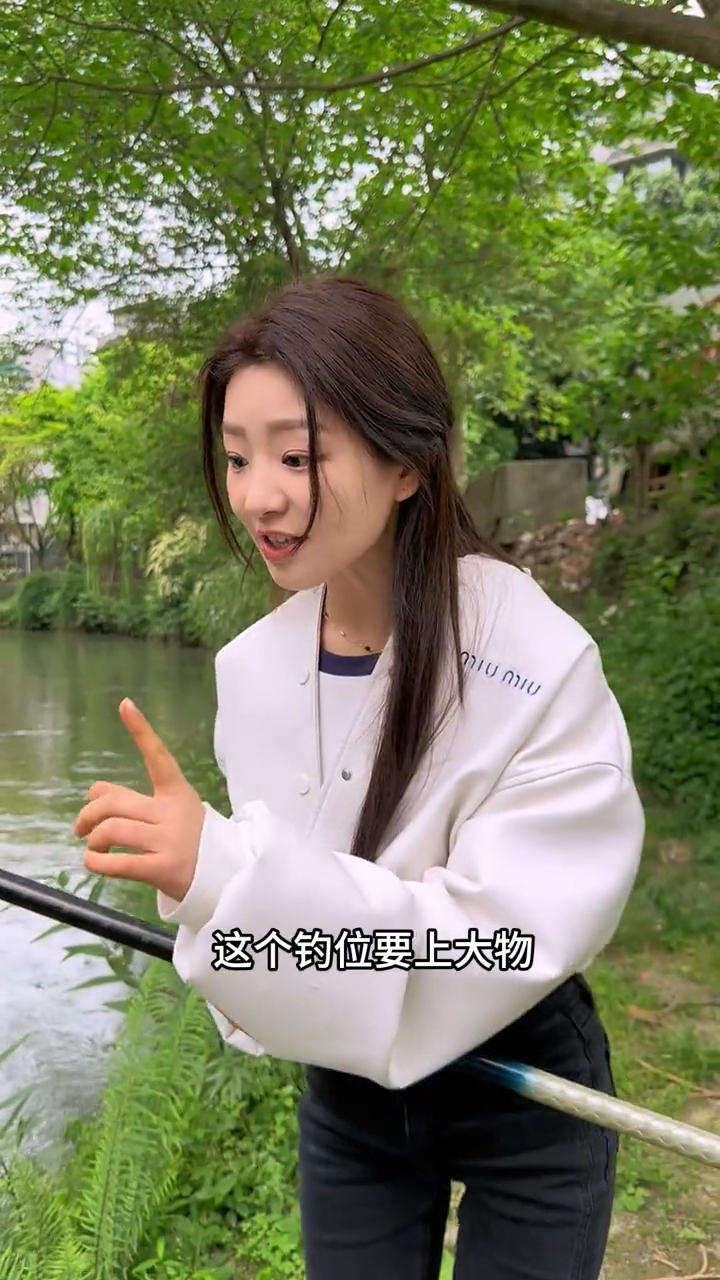 家人们 我的鱼竿卡起了