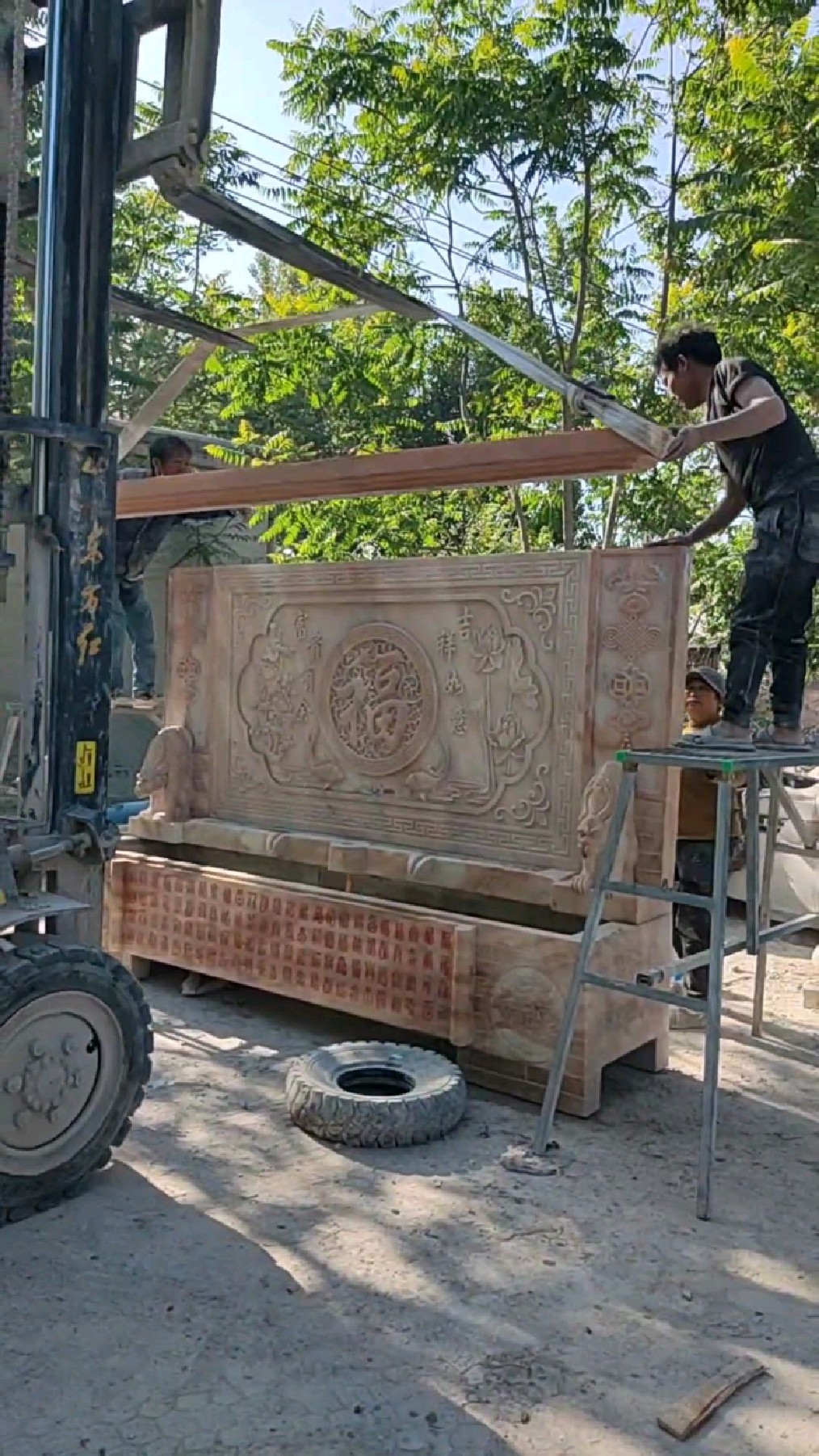 庭院背景墙融合水系养鱼池真的是一款不错的选择