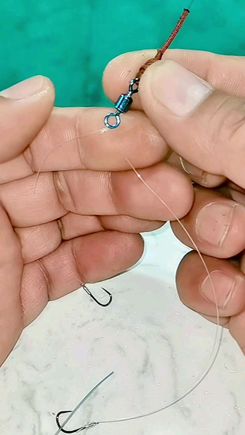 钓鱼的时候主线断了,按照视频再绑一下继续钓鱼...