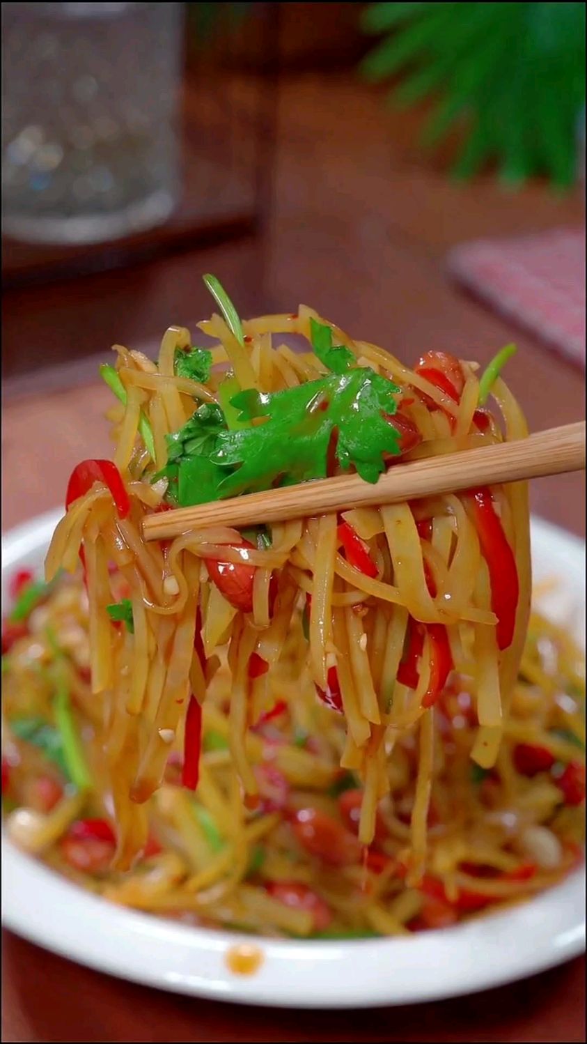 夏天来了,这个凉拌酸辣土豆丝既下酒又下饭