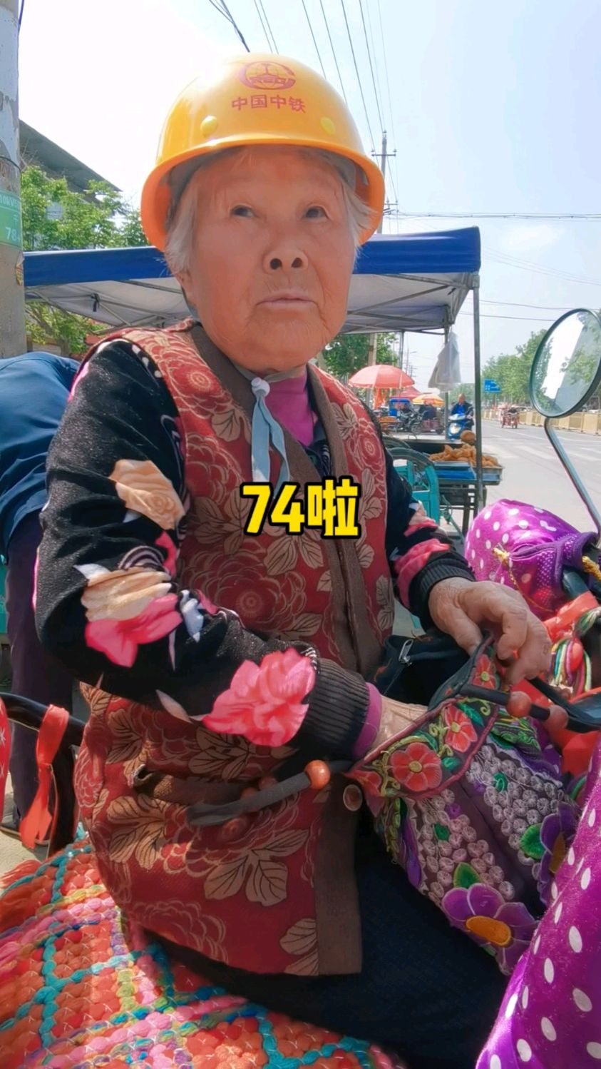 74岁大姐赶集卖菜,最后搭赔2元钱,收获的是快乐