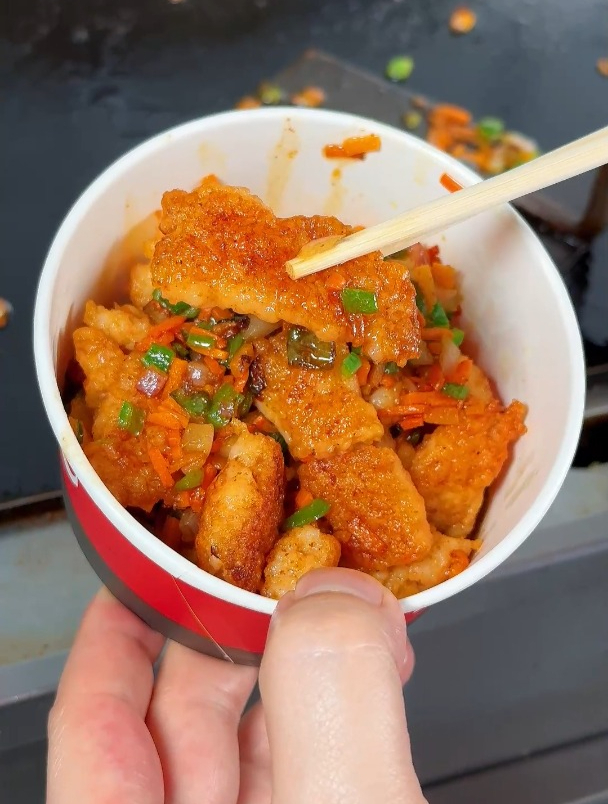 摆摊小吃好项目:铁板虾滑,好吃有特色,制作简单,1天可卖500份