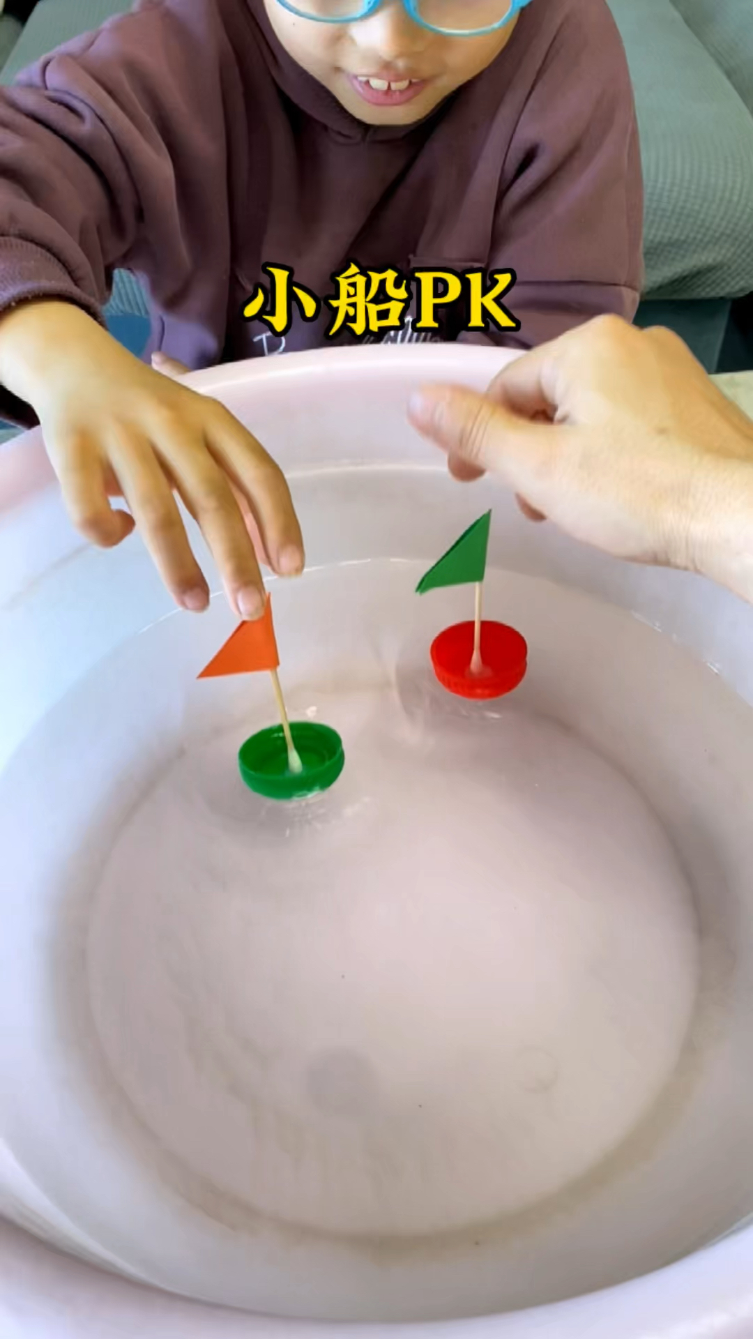 瓶盖做的小船,简单好玩#手工diy #自制玩具 #亲子互动