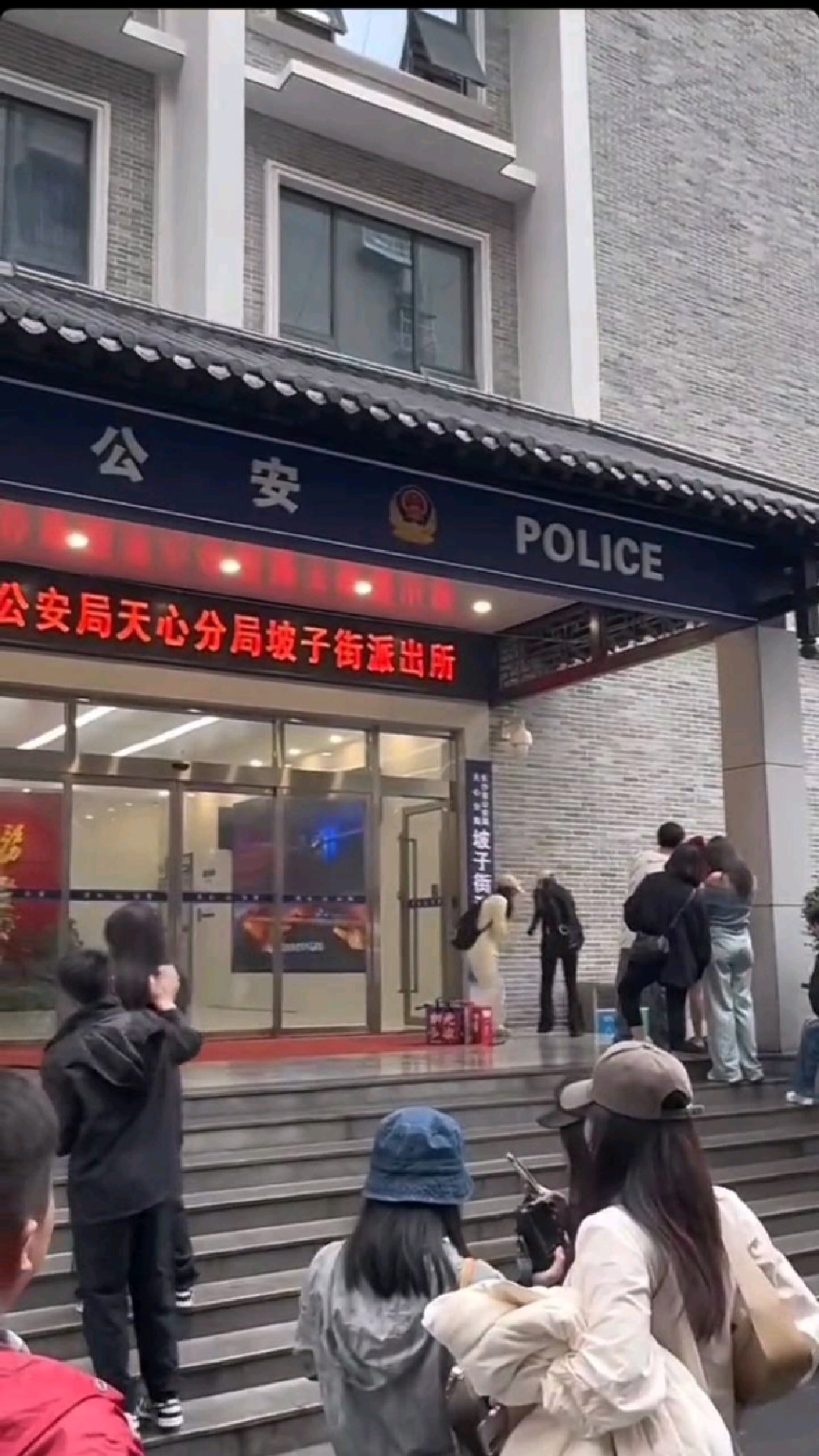 长沙一派出所成网红打卡点,每天上万外地方游客排队打卡拍照