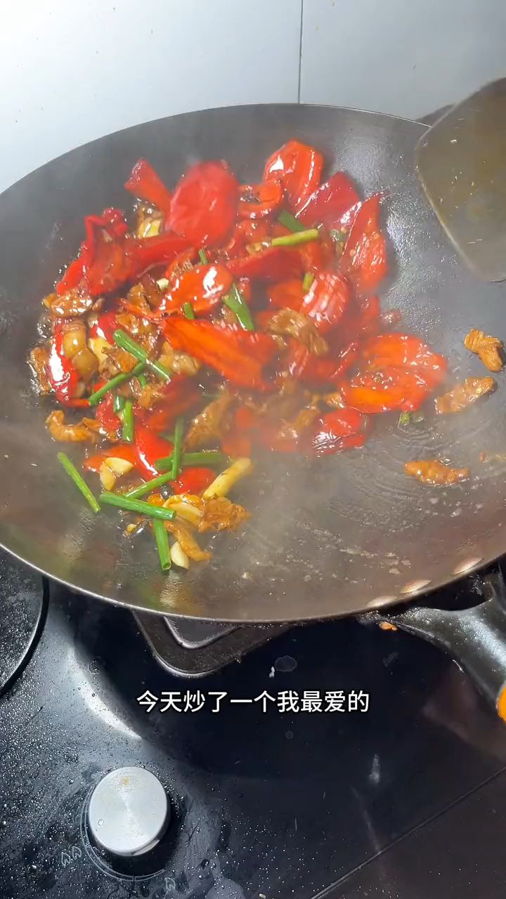 有这个大红辣椒炒肉,我可以干三碗米饭!