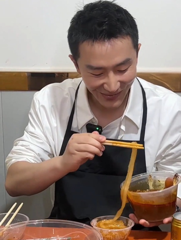 演员黄轩,在街头吃麻辣烫,谦虚低调,非常接地气!