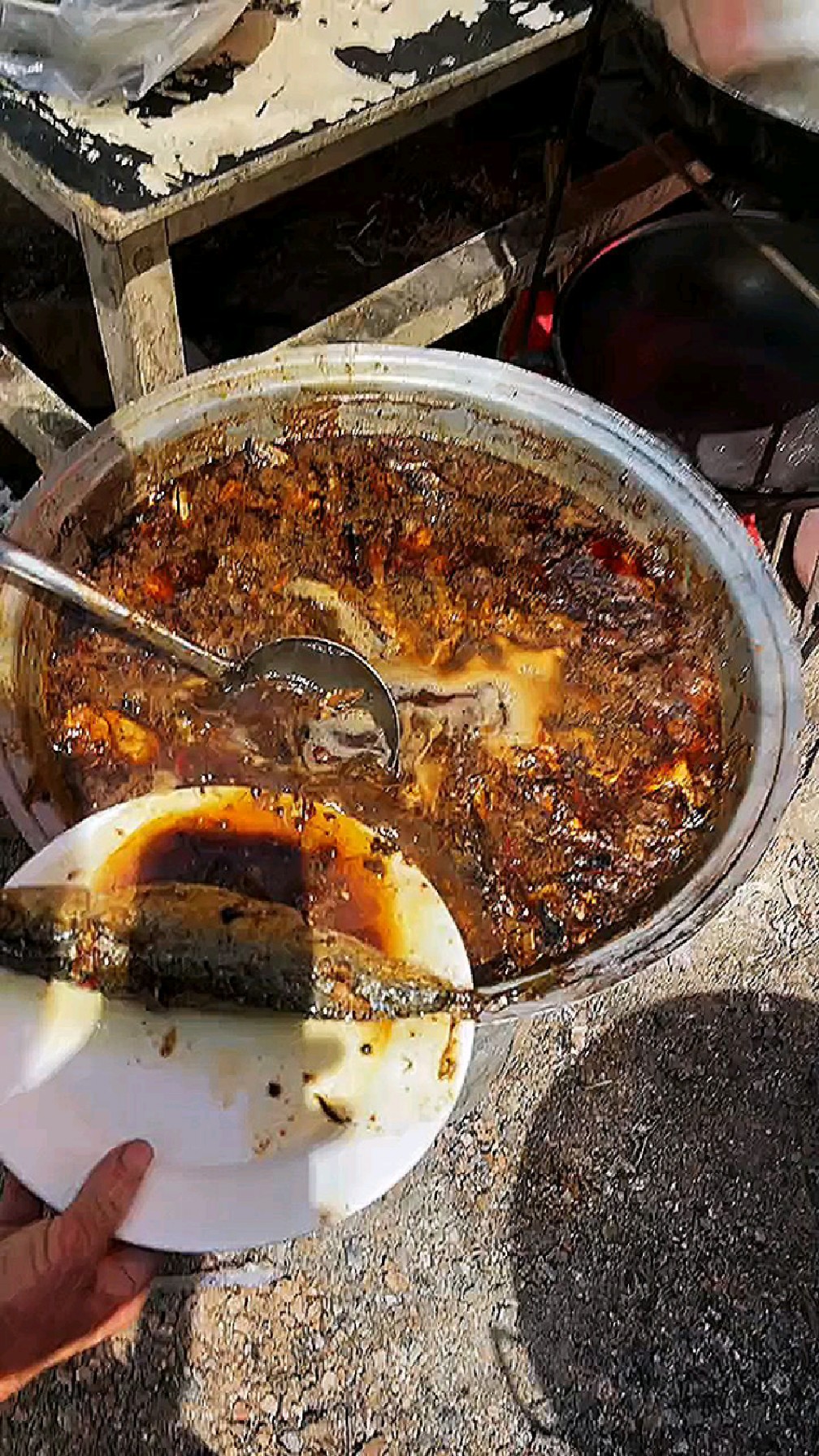 这是我们农村大集的铁锅炖鲅鱼,看起来还是很有食欲的