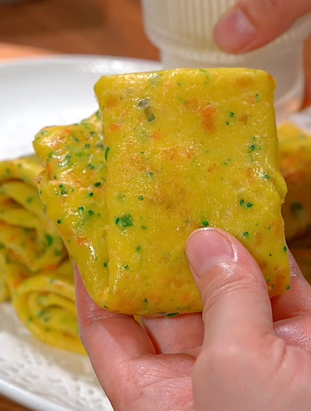 孩子上学早餐要吃的有营养,来做这个不花时的鸡蛋饼吧