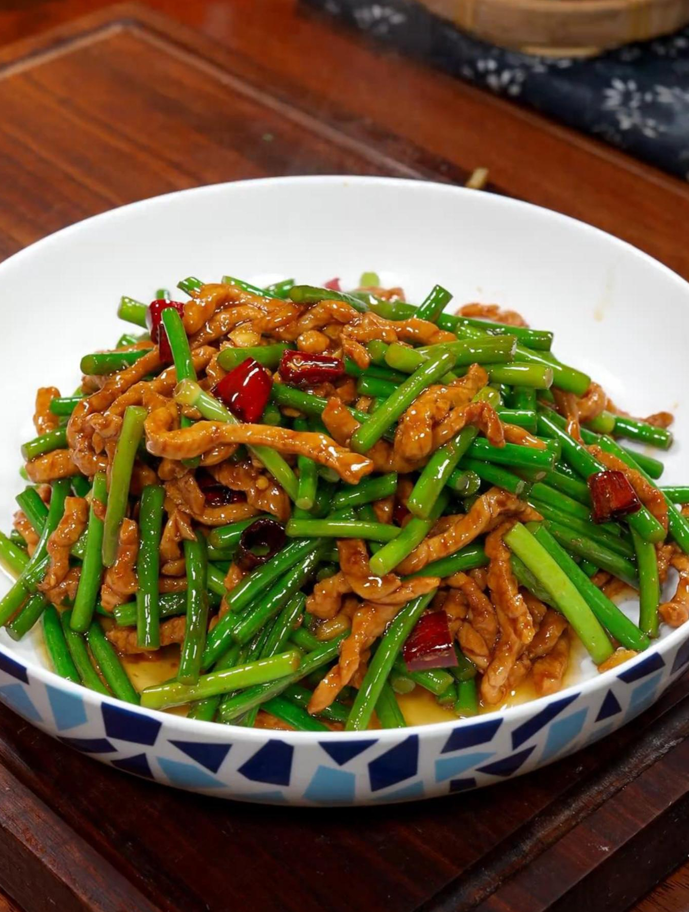 蒜苔炒肉丝是一道简单的家常菜,但在家怎么做肉丝才滑嫩又好吃呢