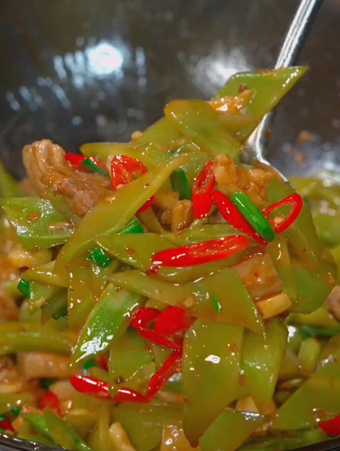 今天分享一道干锅莴笋的做法,家常菜做法最下饭