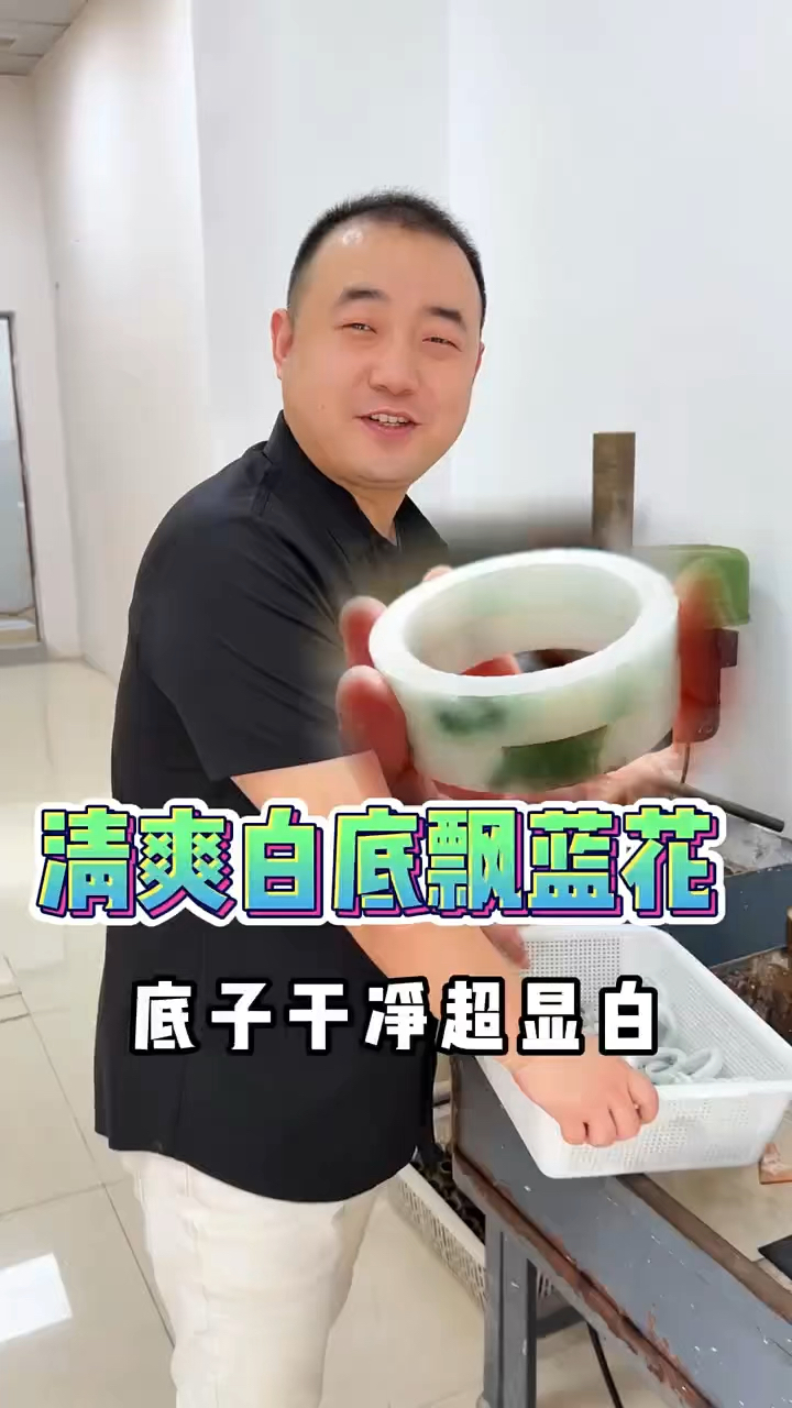 清爽干净的白底飘蓝花手镯 全是给姐姐们准备的 喜欢的赶紧报圈口