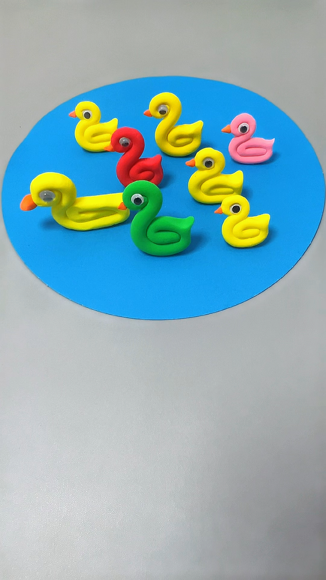 用粘土做几只可爱的小鸭子,快来试试吧!