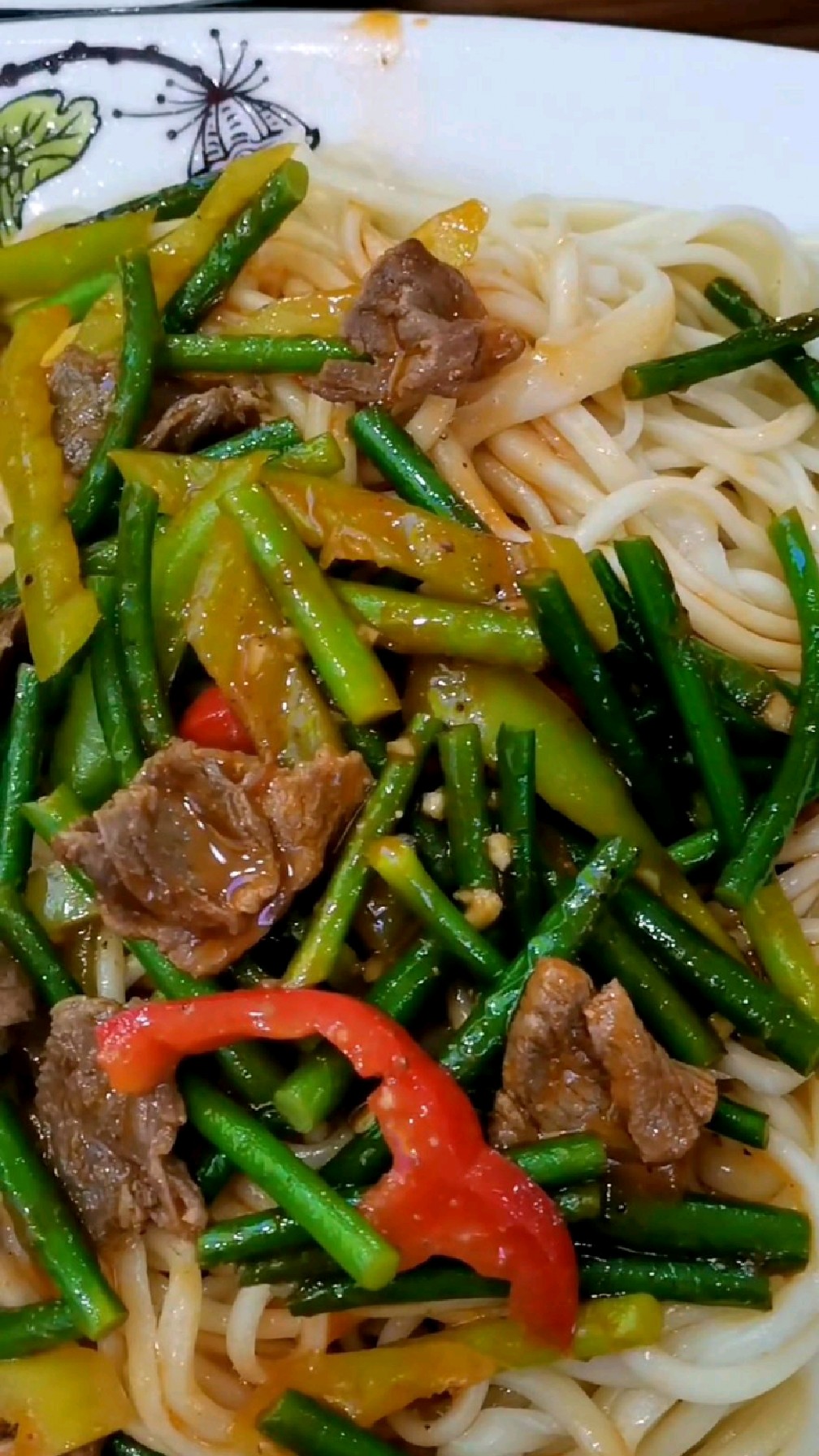 色泽诱人的蒜苔炒牛肉盖浇饭,美味不可抵挡!