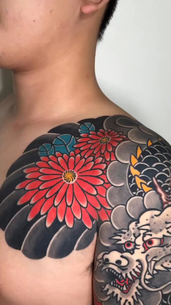 北京纹身/男生老传统菊花龙半甲七分袖纹身