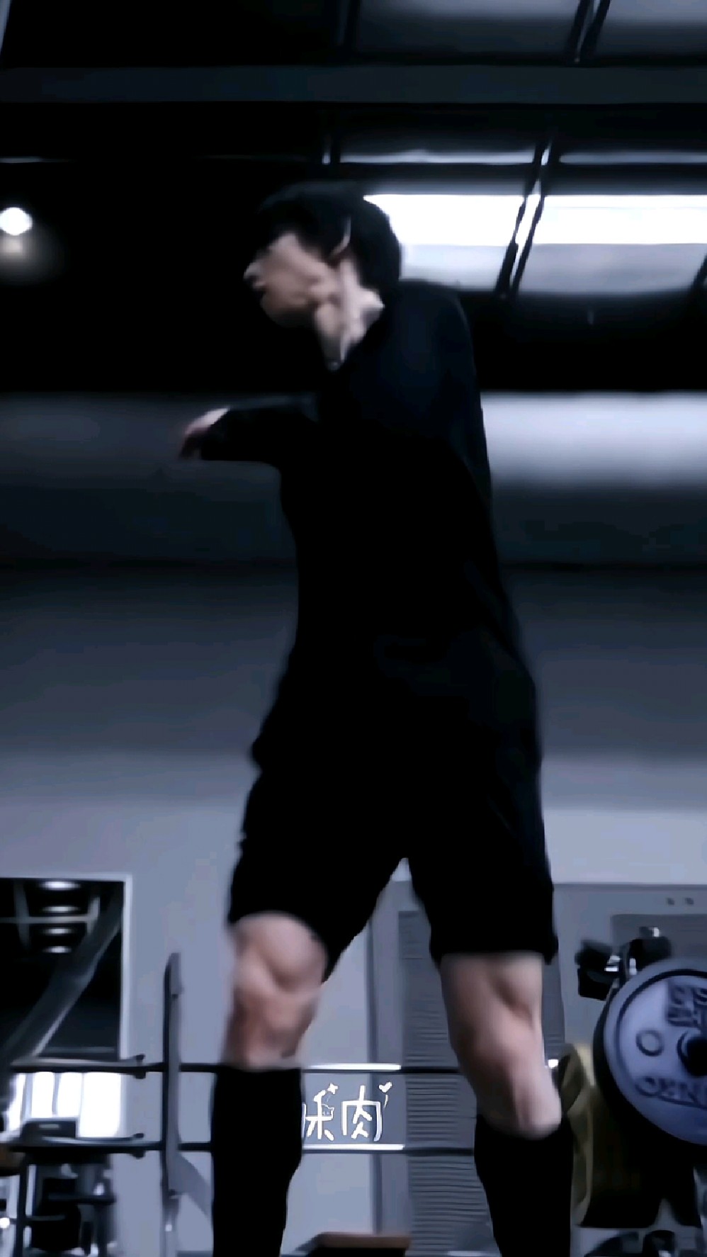 怎么也想象不出来这么可爱的脸蛋下有这这么发达的肌肉～