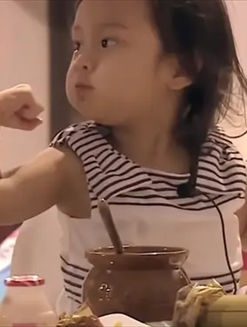 甜馨爆金句:吃鸡肉长肌肉!伸胳膊跟贾乃亮秀肌肉丨爸爸回来了