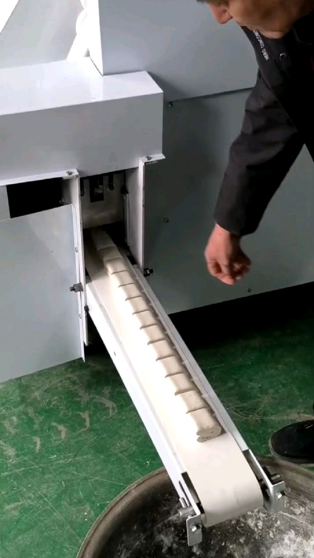 小型方馒头机,也能拧花卷