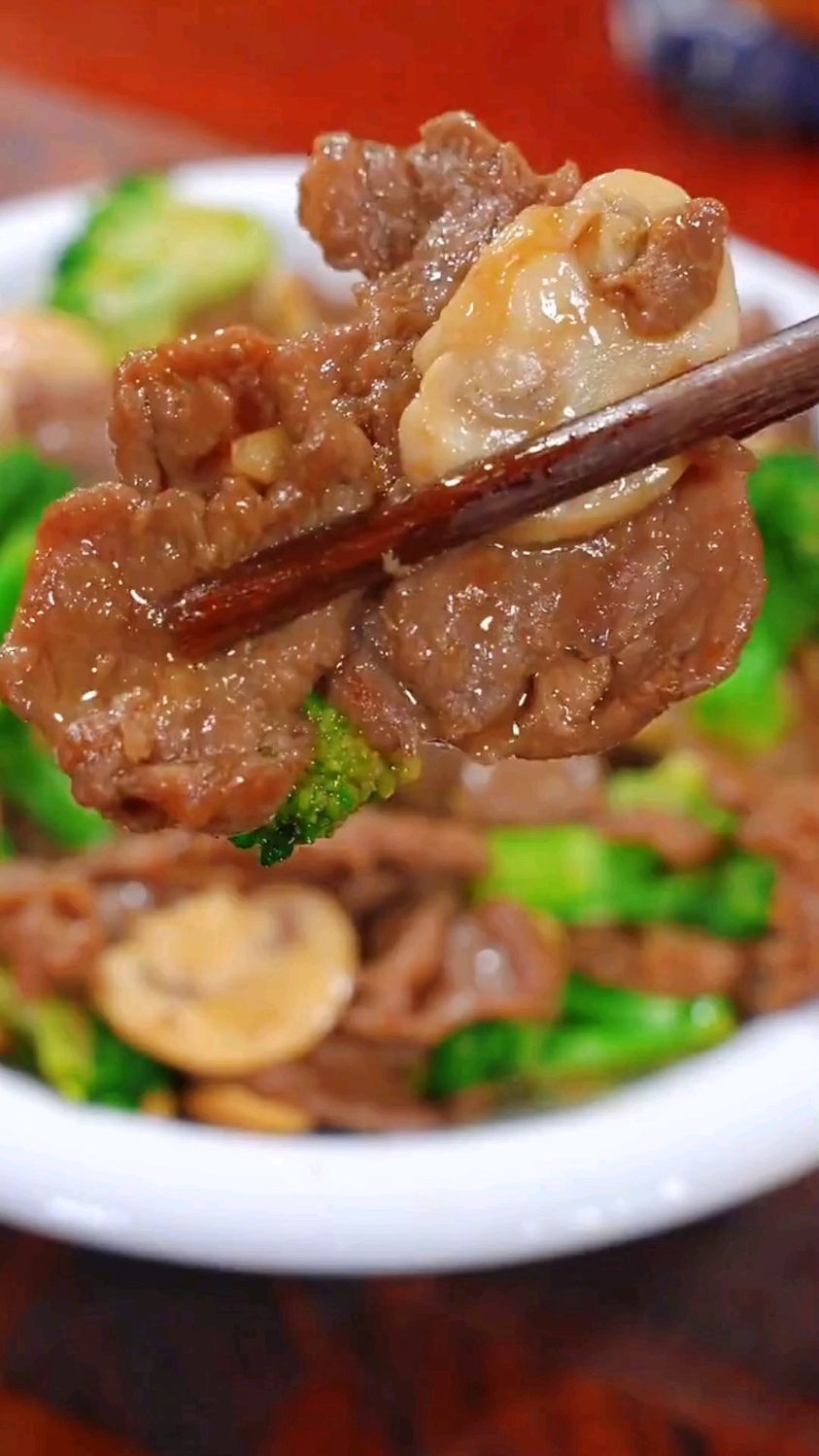 #乡味家常美食 牛肉这样做嫩滑鲜香 搭配上蘑菇西兰花口感极好