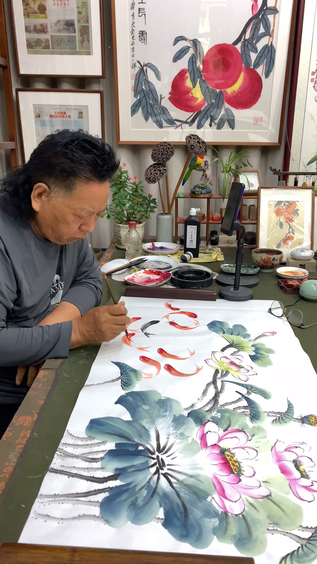 荷花一绝赵良老师今天创作的的玄关风水画 九鱼纳福