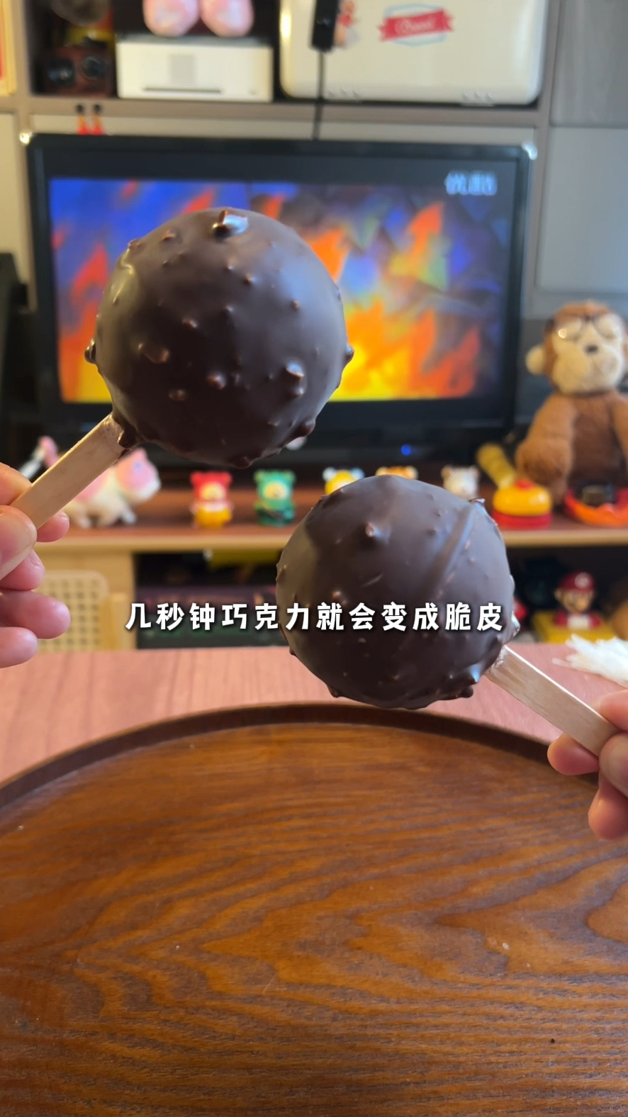 咬开满是惊喜的巧克力夹心冰淇淋