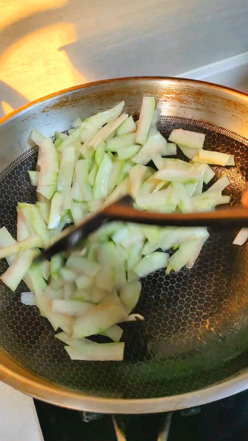 今晚开始的减肥餐:清炒西瓜皮+鸡胸肉,据说可以掉体重!