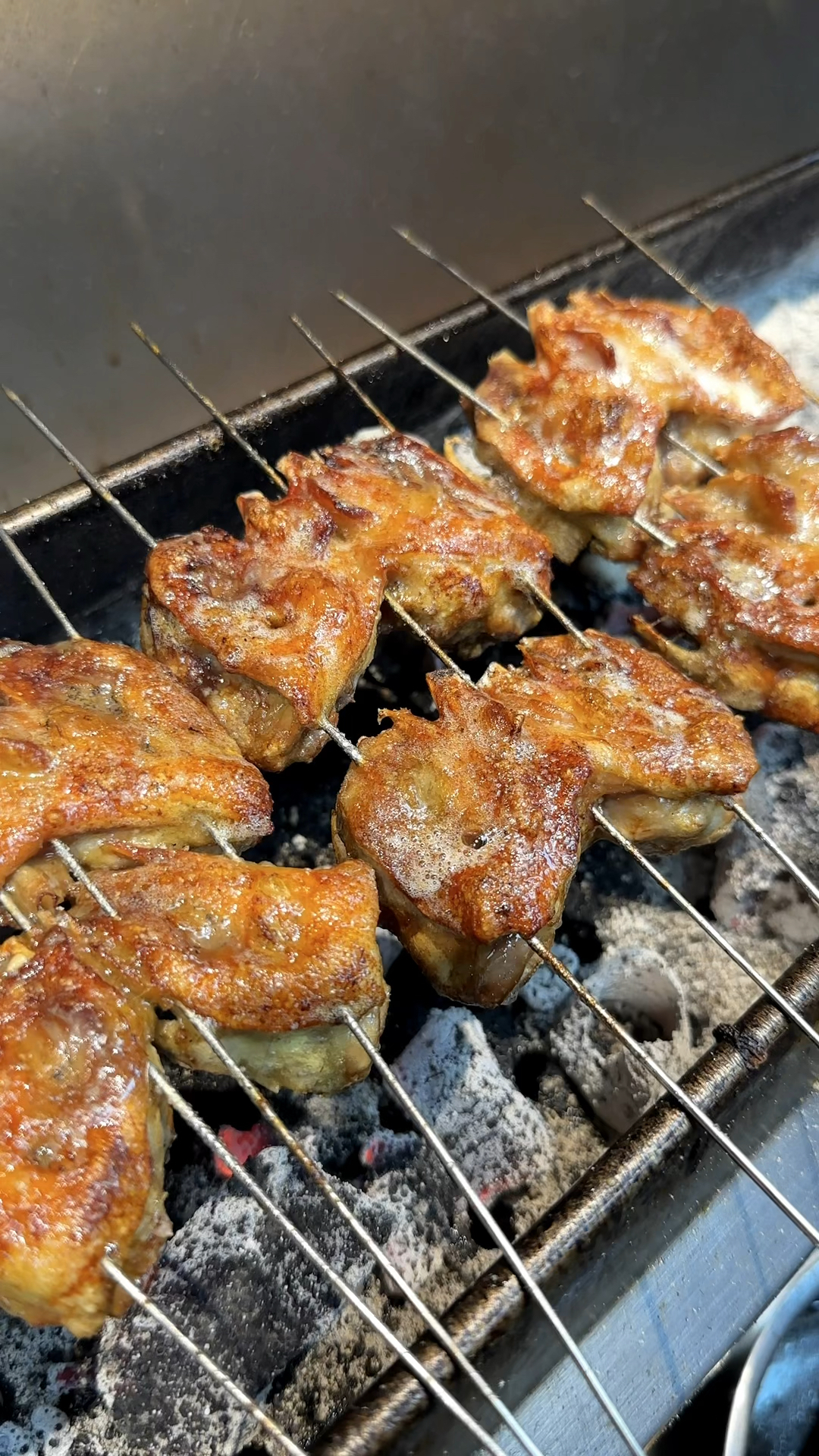 东北烧烤店的酥骨生烤鸡头