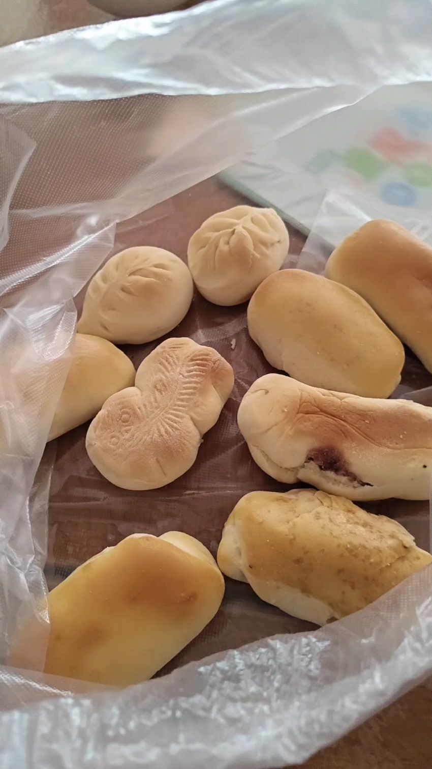 青岛退休大姐10块钱买了一堆面食,味道如何?看看去吧!