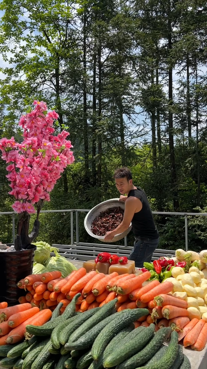 今天来个爆炒小龙虾,有喜欢吃的朋友吗?