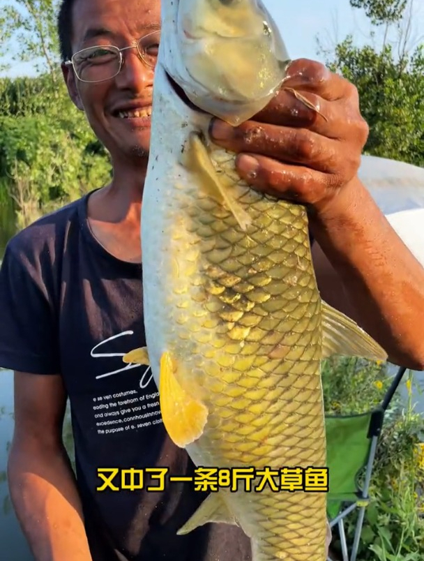 钓草鱼用什么效果最好?老钓友:一个“小球”就够了!