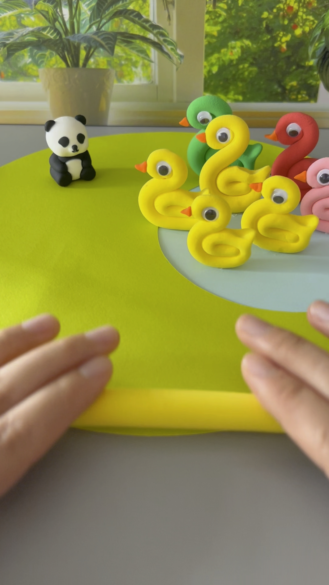 用粘土做几只可爱的小鸭子,一起做起来吧!