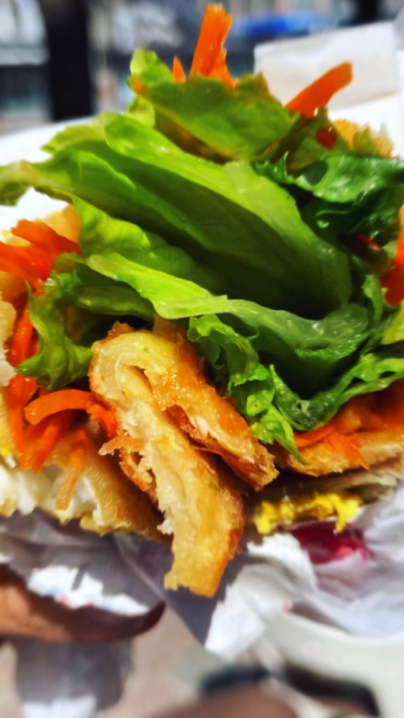 妈呀太香了!走了一里地终于吃到申夫子灌饼了!超大个,香脆好吃