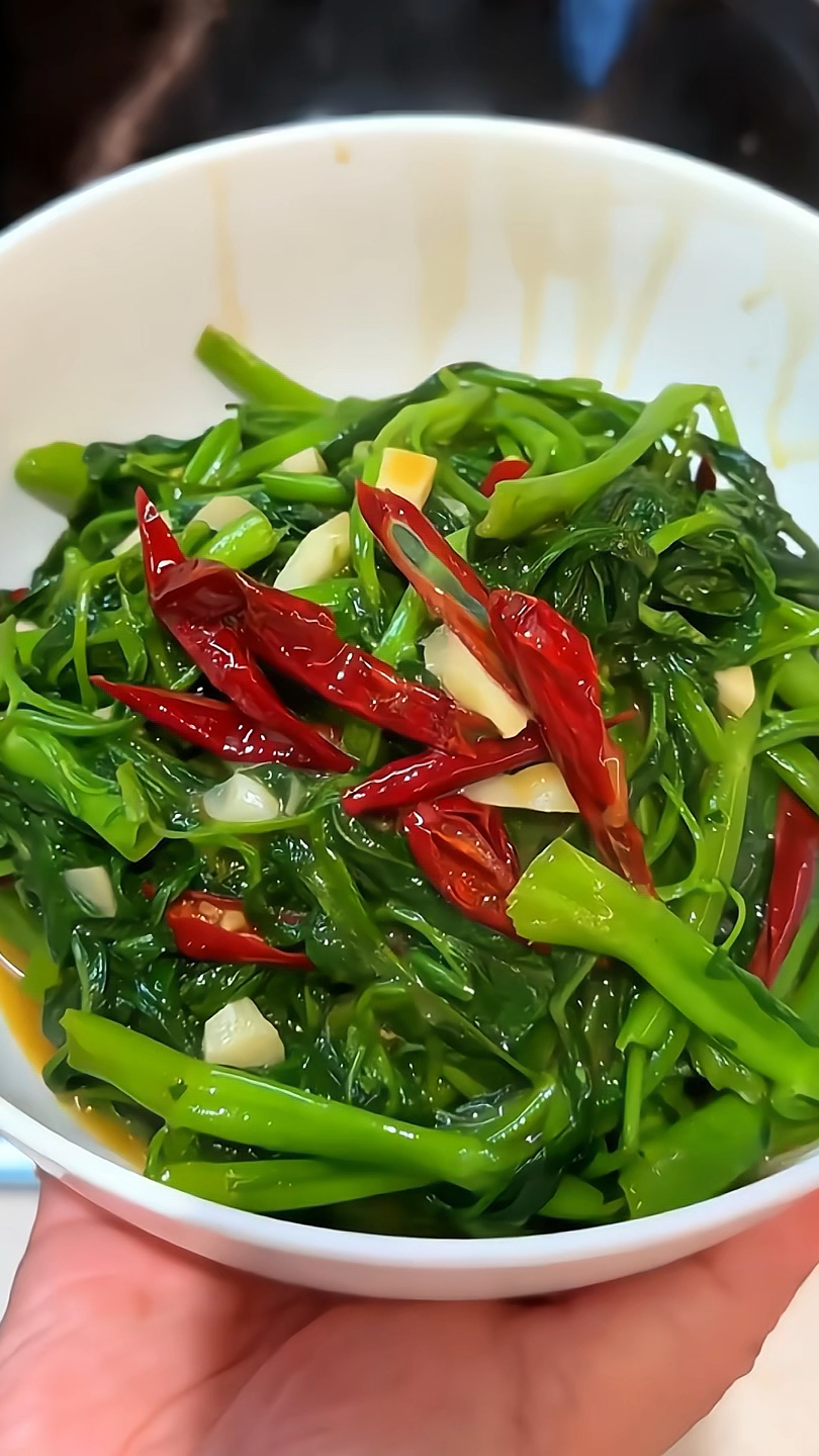 这个季节的空心菜又脆又嫩,配着腐乳一炒真的非常好吃#家常菜