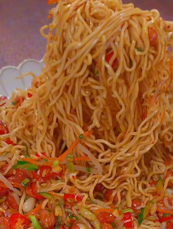 这样做的凉拌面做法简单,酸辣开胃