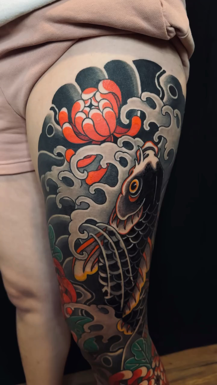 北京纹身/女生传统鲤鱼花腿纹身