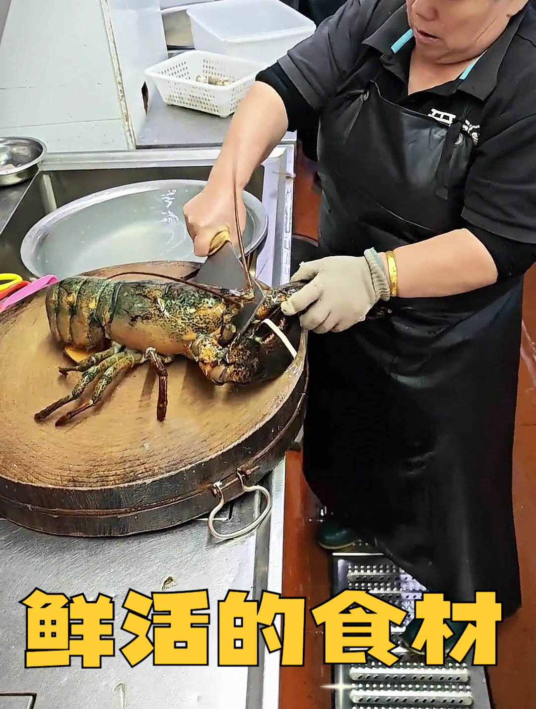 新鲜的大龙虾,厨师分割