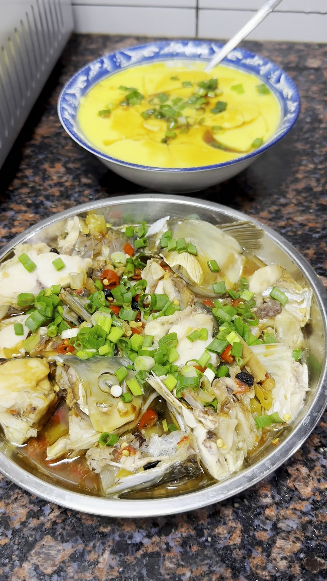 家常版泡椒蒸鱼头简单又美味!连汤汁拌面都非常好吃