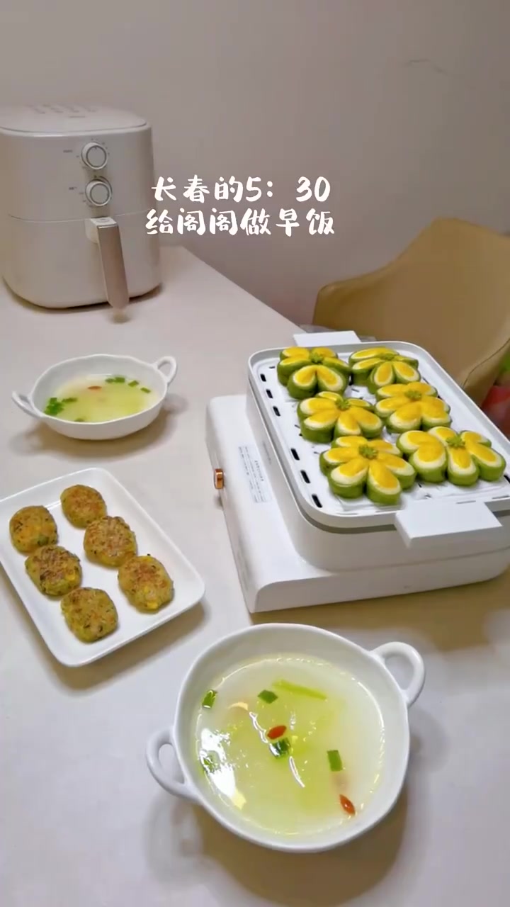 这顿早餐阁阁吃了一个半小花馒头,三个蔬菜鱼饼