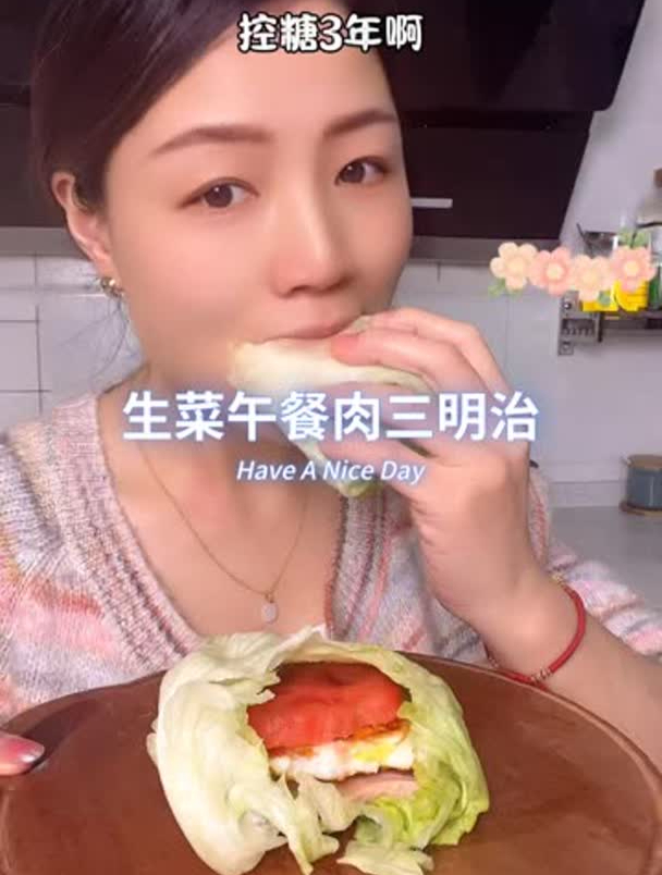 生菜搭配午餐肉和荷包蛋,做个三明治也太方便好吃了!