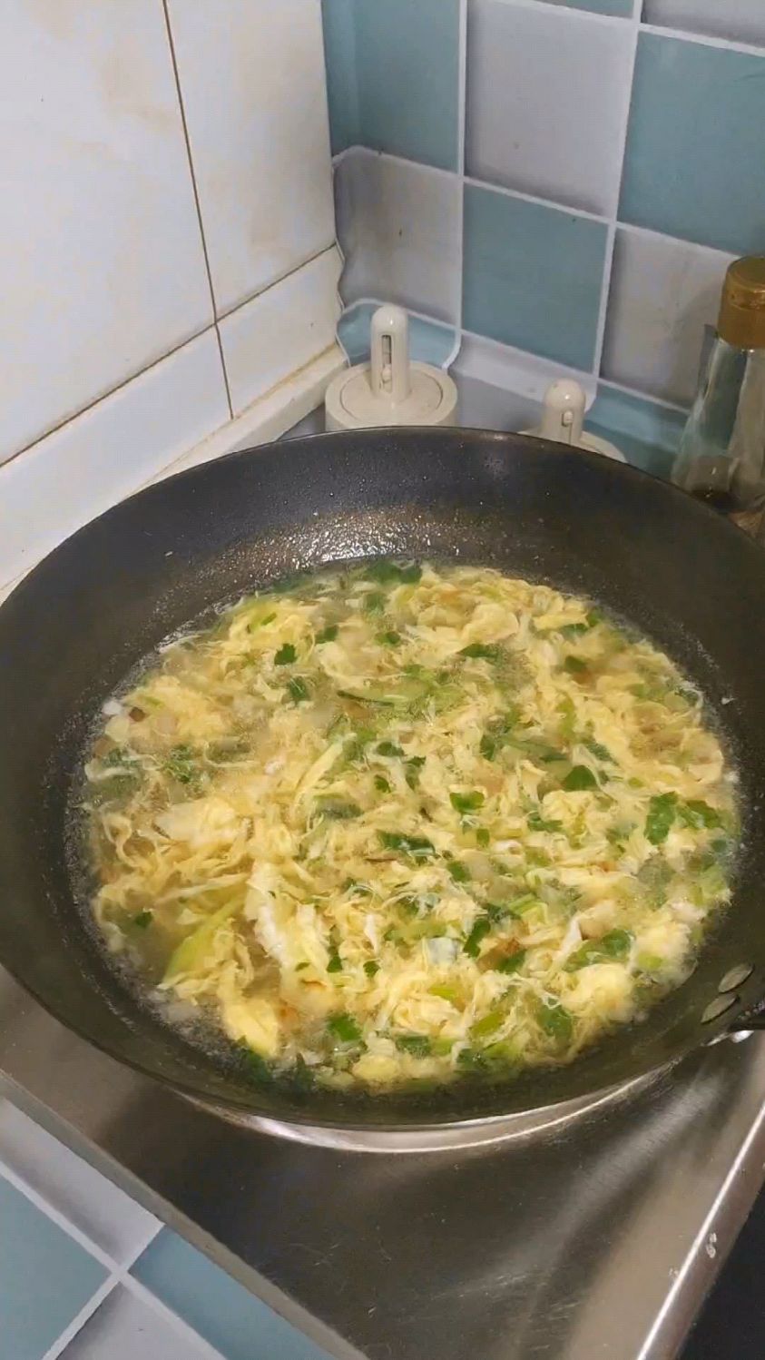 面粉加水调成面糊糊,倒锅里这样做出来疙瘩汤粒粒分明有嚼劲