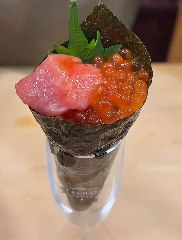 咬一口,鱼子爆满口:手握鱼籽金枪鱼手卷的日料之旅